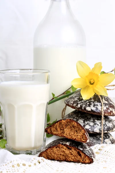 Sklenici mléka a sladké koláče s zázvor a vanilka rustikální domácí kuchyně, bílé pozadí — Stock fotografie