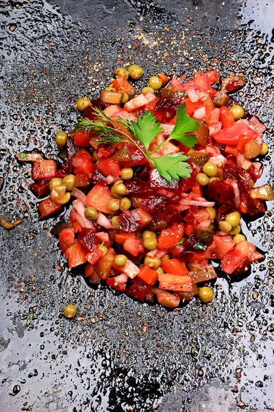 蔬菜沙拉配甜菜根香醋俄罗斯厨房乡村风格生态饮食健康的家常菜 — 图库照片