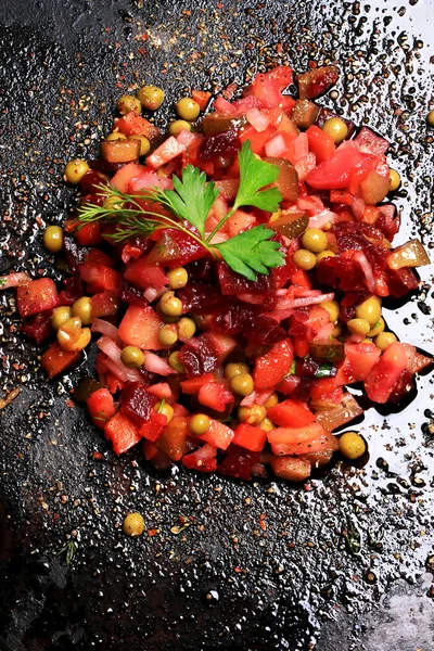 Овощной салат с винегретом из свеклы русская кухня деревенский стиль эко диета здоровой домашней кухни — стоковое фото