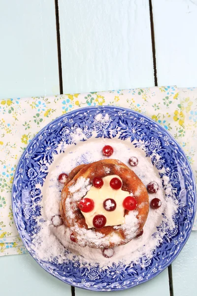 Panquecas de queijo de pequeno-almoço com cranberries e creme uma dieta saudável comida caseira — Fotografia de Stock