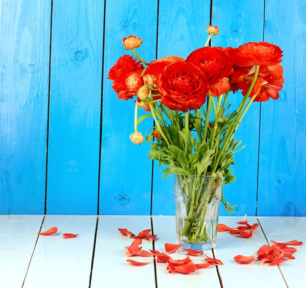 Bouquet Ranunkulyus di fiori rossi su uno sfondo di legno — Foto Stock