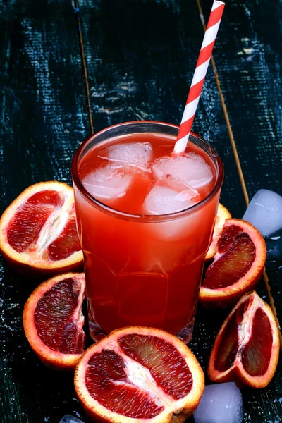 Vers sap van bloedsinaasappelen ice houten retro cool zomer drankje — Stockfoto