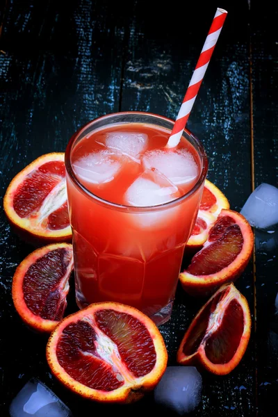 Jugo fresco de naranjas de sangre hielo madera retro bebida fresca de verano — Foto de Stock