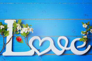 kiraz çiçekleri üzerinde eski bir ahşap arka plan retro vintage dalları ile aşk ahşap mektupları eski püskü şık romantik bir üst görüntülemek bir düz yalan Sevgililer