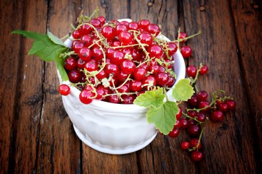 ahşap arka plan rustik tarzı eski seramik kase kırmızı kuş üzümü beyaz