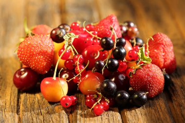 bulanık berry mix eski ahşap arka plan rustik tarzı vintage retro yaz