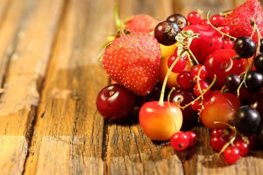 bulanık berry mix eski ahşap arka plan rustik tarzı vintage retro yaz