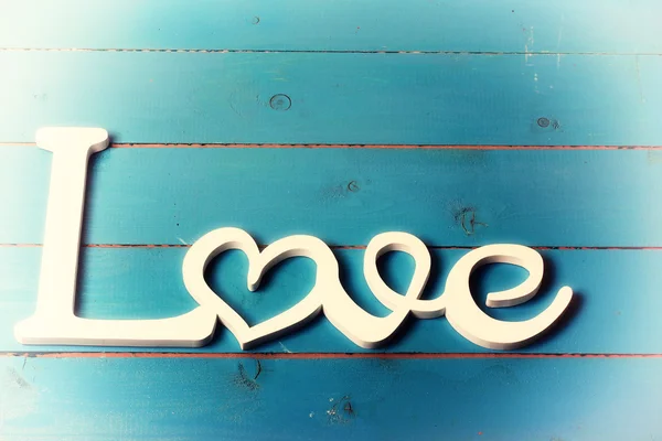 Liebe hölzerne Buchstaben auf einem hölzernen Hintergrund alten Retro-Vintage Shabby Chic romantischen Valentinstag ein Blick von oben auf eine Wohnung liegend — Stockfoto