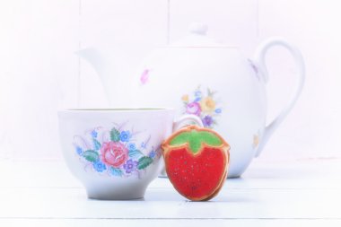 ev yapımı çilekli kurabiye mavi ahşap zemin ile çay seti