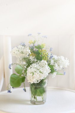 Beyaz Lila beyaz sandalye Shabby chic romantik retro yumuşak seçici odak buket bahar