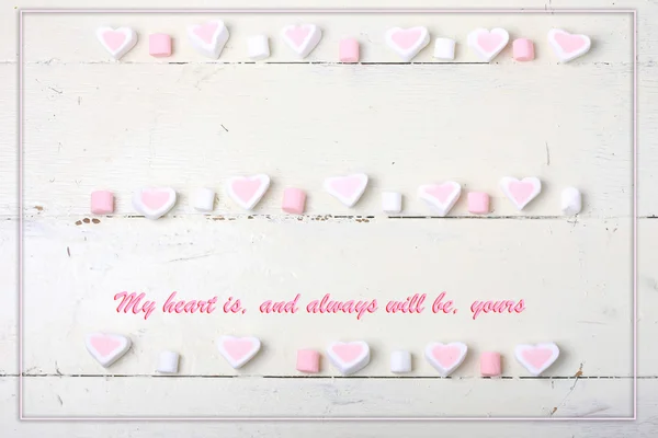 Love Valentine's Day background marshmallow hearts pattern retro wooden — Stock Photo, Image