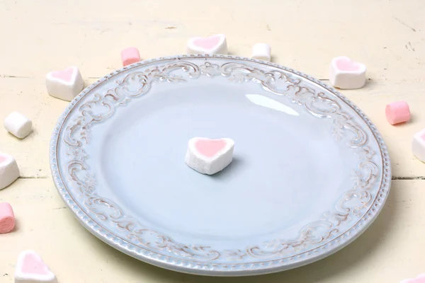 Malvavisco del corazón en un plato San Valentín amor romántico fondo —  Fotos de Stock