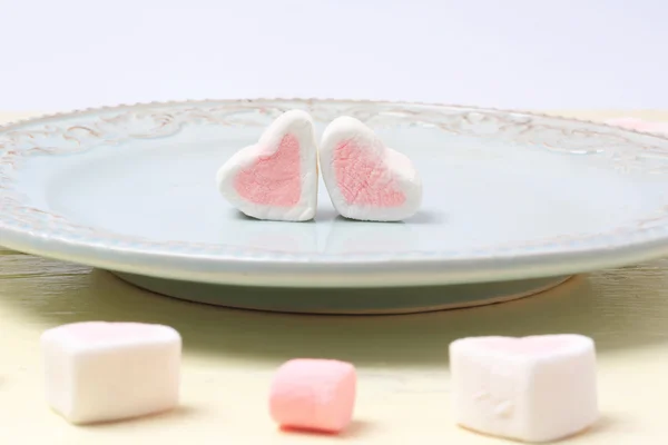 Ζευγάρι καρδιά marshmallow σε πλάκα ημέρα του Αγίου Βαλεντίνου αγάπη ρομαντικό φόντο — Φωτογραφία Αρχείου
