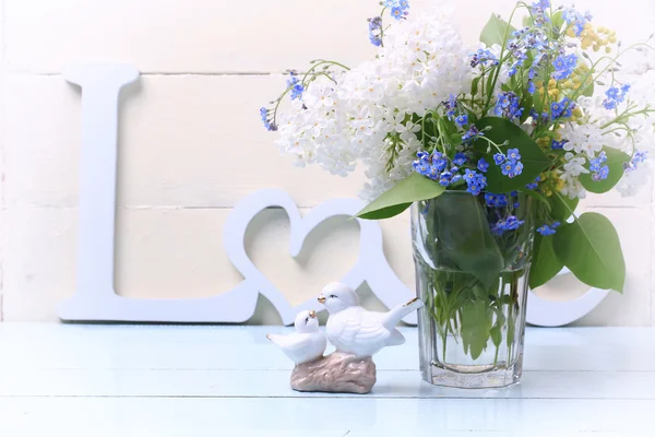 Fundo romântico dois buquê de pombo de flores da primavera dia da mãe — Fotografia de Stock