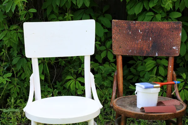 Pintura restauración silla vieja antes y después — Foto de Stock