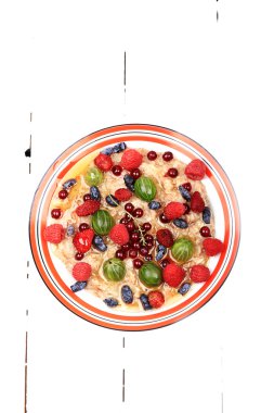 çilek ve ballı Beyaz ahşap arka plan düz stil üstten görünüm genel gider yaz menüsünde kahvaltı yulaf ezmesi