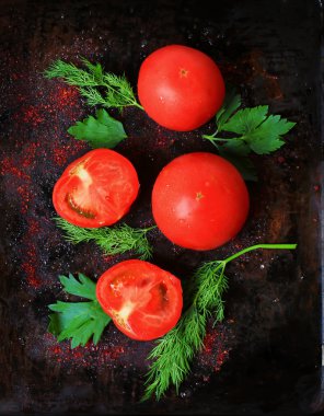 eski bir demir arka plan rustik tarzı düz bir domates maydanoz dereotu baş üstü yukarıdan görünümü