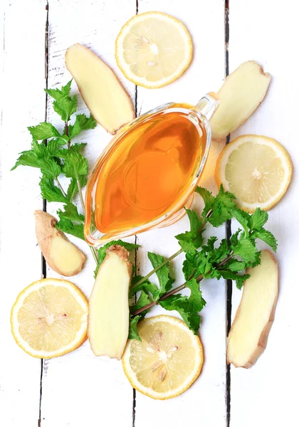 Gengibre mel limão hortelã em um ingrediente de fundo de madeira branca — Fotografia de Stock