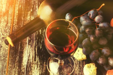 eski ahşap arka plan güneş ışınları üzerinde şarap tozlu şişe