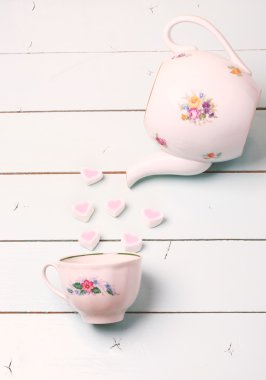 mavi ahşap arka plan Shabby şık romantik Valentine çay bardağı marshmallow kalpleri