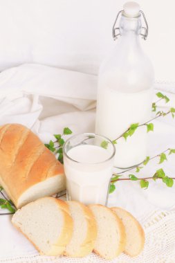 süt ve ekmek üzerinde beyaz dantel arka plan biyo organik ürün taze hamur işlerinin sağlıklı bir yaşam tarzı