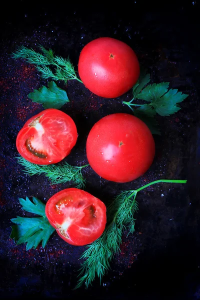 Pomodori prezzemolo aneto su un vecchio sfondo di ferro stile rustico fla — Foto Stock