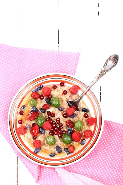 Frühstück Haferflocken mit Beeren und Honig auf weißem Holzhintergrund flachen Stil Draufsicht über Kopf Sommer-Menü — Stockfoto