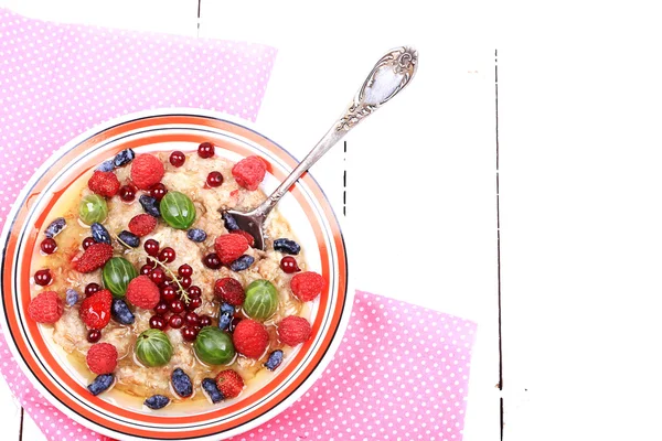 Frühstück Haferflocken mit Beeren und Honig auf weißem Holzhintergrund flachen Stil Draufsicht über Kopf Sommer-Menü — Stockfoto