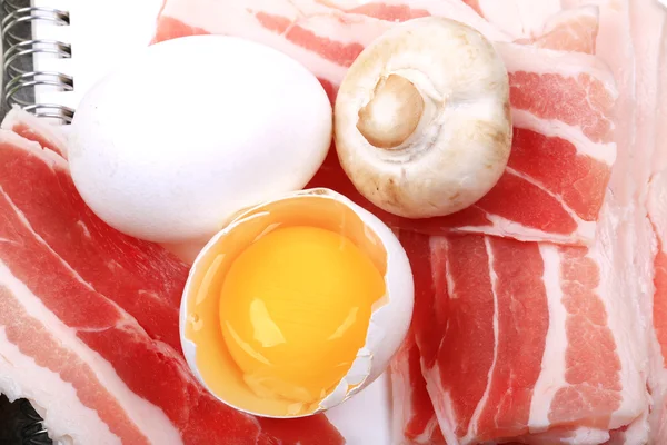 Bahan untuk sarapan jamur bakon telur — Stok Foto