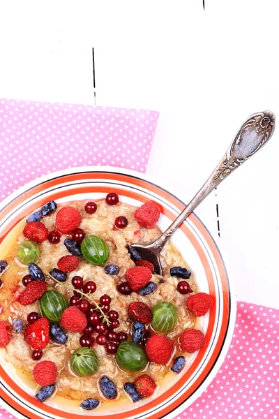 Frühstück Haferflocken mit Beeren und Honig auf weißem Holzhintergrund flachen Stil Draufsicht über Kopf Sommer-Menü — Stockfoto