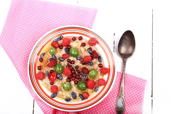 Frühstück Haferflocken mit Beeren und Honig auf weißem Holzhintergrund flachen Stil Draufsicht über Kopf Sommer-Menü — Stockfoto