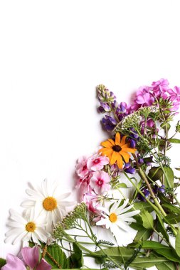 Beyaz ahşap zemin üzerinde Bahçe çiçek in üstünden düz bir görünümü göster