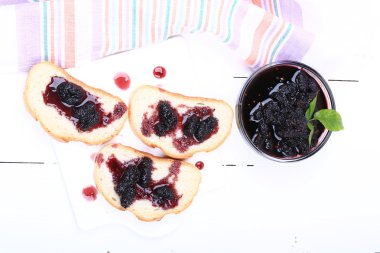 reçel dut üzerinde beyaz ahşap arka plan üstten görünüm ile başının üzerine kızarmış ekmek