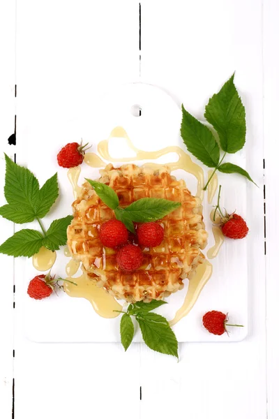 Kahvaltı Belçika waffle taze ahududu bal Beyaz ahşap arka plan en iyi görünüm düz bir görünümü ile tepesinde ile — Stok fotoğraf