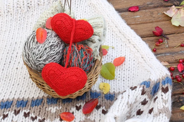 Cesta com bolas de lã para tricô com folhas de outono estilo retro rural — Fotografia de Stock