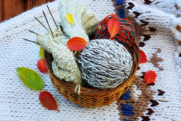 Kosár golyó a gyapjú a kötés az őszi levelek vidéki retro stílusú — Stock Fotó