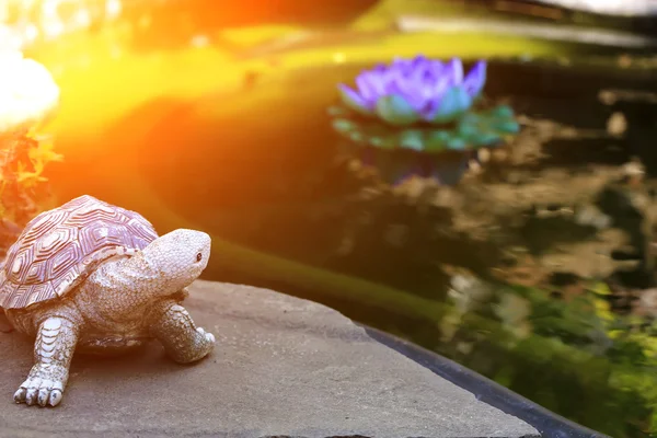 Decoración del hogar tortuga figurita de jardín en el estanque de la orilla para la decoración del patio de verano —  Fotos de Stock