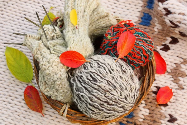 Cesta com bolas de lã para tricô com folhas de outono estilo retro rural — Fotografia de Stock