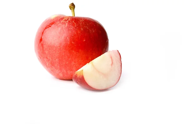 Pomme rouge avec une tranche coupée isolée sur fond blanc — Photo