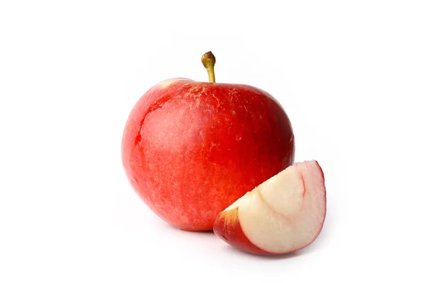 Rött äpple med en skiva skär isolerade på vit bakgrund — Stockfoto