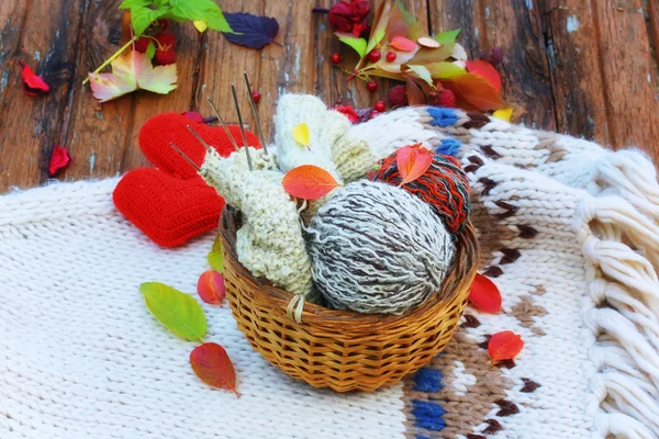 Cesta con bolas de lana para tejer con hojas de otoño estilo retro rural —  Fotos de Stock