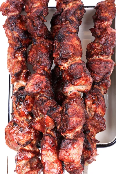 Spiedini da barbecue su sfondo bianco in legno vista dall'alto vista dall'alto bassa profondità di campo — Foto Stock