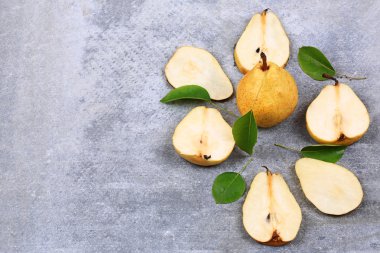 Armut gri arka plan üzerinde yukarıdan Sonbahar düz görünümünde veri sayfası görünümü