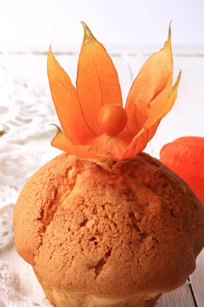 Magdalenas de calabaza con physalis sobre un fondo de madera blanca con espacio para ver el texto desde arriba una vista plana tiempo otoñal — Foto de Stock