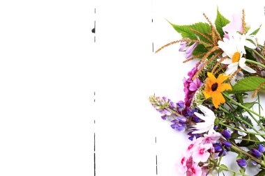 Beyaz ahşap zemin üzerinde Bahçe çiçek in üstünden düz bir görünümü göster