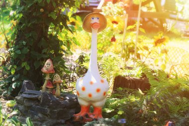 ev bahçe dekorasyonu heykelcik ördek mantar içinde belgili tanımlık yarda için yeşil çim yaz dekorasyon