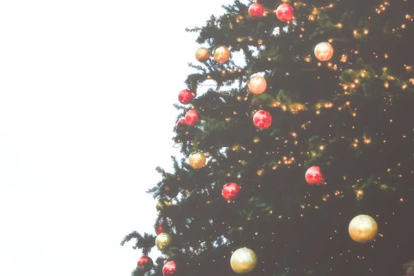 Árbol Navidad Decorado Con Globos Calle Fondo Oscuro Enfoque Selectivo — Foto de Stock