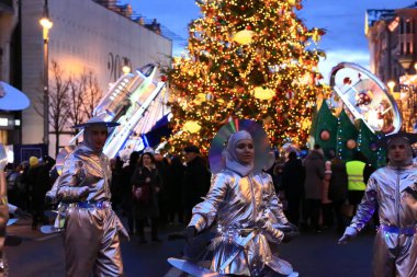 2020 'de gece caddesindeki insanların yeni yıl kutlamaları. Salgından önce. Rusya Moskova 05.01.2020