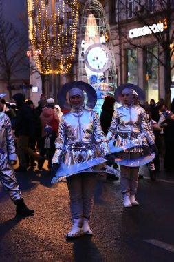2020 'de gece caddesindeki insanların yeni yıl kutlamaları. Salgından önce. Rusya Moskova 05.01.2020