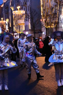 2020 'de gece caddesindeki insanların yeni yıl kutlamaları. Salgından önce. Rusya Moskova 05.01.2020